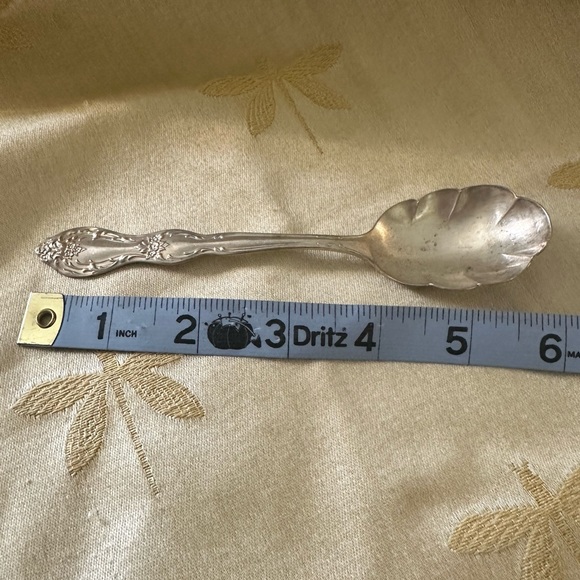 Vintage WM Rogers ⭐️ Scalloped Serving Spoon. - Picture 9 of 9